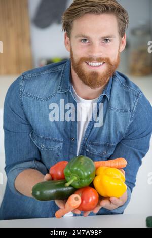 homme heureux avec des légumes dans les mains Banque D'Images