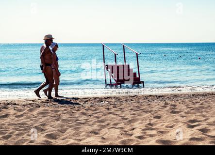 FALIRAKI, GRÈCE - 30 JUIN 2022 : couple senior marchant sur une plage de sable Banque D'Images