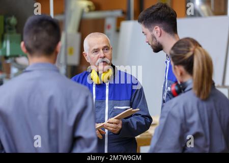 Directeur d'usine et de l'ingénierie les apprentis discutant l'organe Banque D'Images