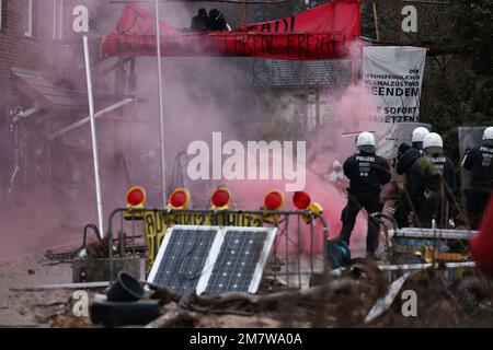 Erkelenz, Allemagne. 11th janvier 2023. Des policiers se déplacent dans le village de Lützerath, qui a été occupé par des militants du climat. Credit: Rolf Vennenbernd/dpa/Alay Live News Banque D'Images