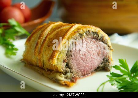 Le bœuf Wellington est un plat de steak d'origine anglaise, fait de sirloin pané avec du pâté et de la duxelles, enveloppé dans une pâte feuilletée puis cuit au four. Banque D'Images