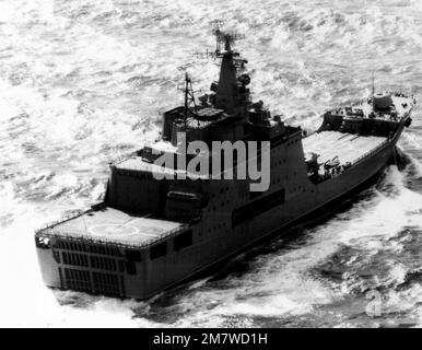 Vue sur le quartier portuaire du quai de transport d'assaut amphibie soviétique IVAN ROGOV en cours. Pays : inconnu Banque D'Images