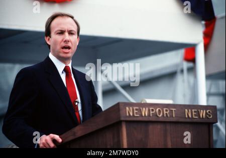 Un conférencier invité s'adresse à la foule participant à la cérémonie de lancement du sous-marin d'attaque nucléaire USS BUFFALO (SSN-715). Base: Newport News État: Virginie (va) pays: Etats-Unis d'Amérique (USA) Banque D'Images