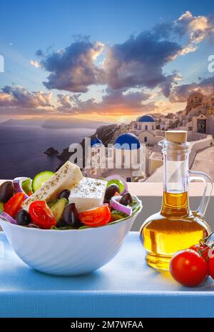 La nourriture grecque contre les églises célèbres dans le village d'Oia sur l'île de Santorini en Grèce Banque D'Images