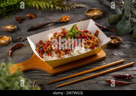 Poulet aux poivrons et légumes servis avec du riz. Plat asiatique traditionnel Banque D'Images