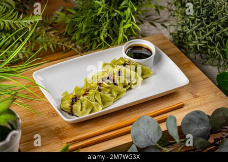 Reste de la vie de boulettes d'épinards avec sauce trempée Banque D'Images