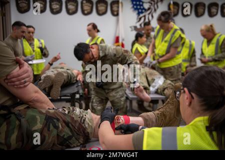 Les aviateurs du groupe médical 163D, de la Garde nationale de l'air de Californie, et l'équipage de moulage appliquent du maquillage et d'autres matériaux à effets spéciaux sur les participants à l'exercice Grizzly Thunder 22-3 à la base de la réserve aérienne de mars, en Californie, au 14 mai 2022. Le tonnerre grizzli est la continuation d'un exercice d'entraînement de déploiement de la fin de 2021, surnommé Grizzly Lightning, dans lequel des aviateurs de l'aile d'attaque 163D ont traversé un conflit simulé entre un adversaire proche. L’entraînement ne se contente pas d’améliorer la préparation au combat des aviateurs, il améliore également leurs compétences en opérations domestiques. Banque D'Images