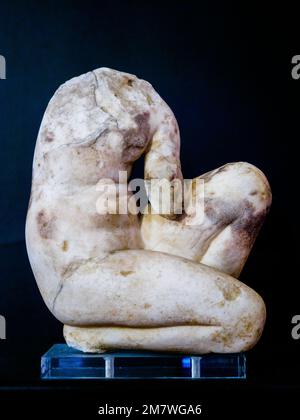 Petite statue en marbre blanc d'Aphrodite bain, montrée croupée comme elle enroule ses cheveux. Deuxième - premier siècle av. J.-C. Il s'agit d'une sculpture hellénistique tardive de Rhodes qui suit, bien qu'avec une certaine réinterprétation, la composition de l'Aphrodite accroupie par le sculpteur Diodalsas - Musée archéologique 'Pietro Griffo' d'Agrigento - Sicile, Italie Banque D'Images