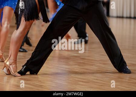 jambes dansant couple à la compétition de danse Banque D'Images