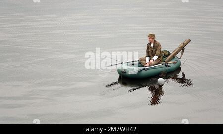 Kiev, Ukraine 20 juin 2020: Un pêcheur prend du poisson à partir d'un bateau sur une rivière Banque D'Images