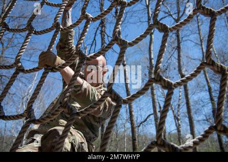 Le Sgt Joshua Kleinhans de Kiel, Wisconsin, un spécialiste de la lutte contre les incendies de la batterie B de la Garde nationale du Wisconsin, 1st Bataillon, 121st Régiment d’artillerie de campagne descend le filet de corde du cours d’obstacles pendant la compétition de meilleur guerrier de la région IV sur 14 mai 2022. Il est l'un des douze soldats de la Garde nationale participant au 11-15 mai 2022 de compétition des meilleurs guerriers de la région IV, au Camp Ripley, au Minnesota. La compétition annuelle teste les compétences militaires, la force physique et l'endurance des meilleurs soldats et officiers non commissionnés du Minnesota, du Wisconsin, de l'Iowa, de l'Illinois, du Michigan, IND Banque D'Images