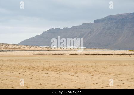 Caleta de Sebo vue de la plage de la Francesa à la Graciosa Banque D'Images