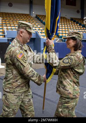 Le lieutenant-colonel Seth Rogers de la Garde nationale de l'Armée de l'Oregon, commandant du bataillon de commandement de 821st troupes, passe les couleurs au sergent de commandement Maj. Tasha Cruz, le sergent-major de commandement entrant du 821 TCB, lors de la cérémonie de changement de responsabilité sur 14 mai 2022, à l'Auditorium de Salem. Cruz est la première femme soldat de la bande de l'armée de 234th à atteindre le rang de sergent-major. Banque D'Images