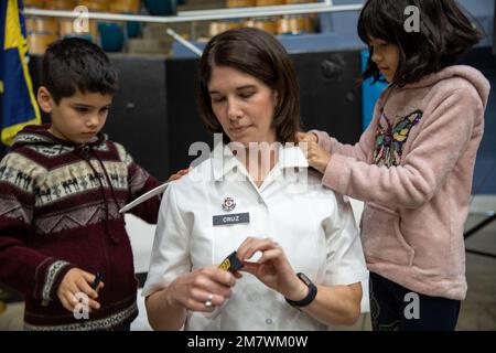 Le Sgt. Tasha Cruz, commandant de la Garde nationale de l'Armée de l'Oregon, avec the234th membres de la bande de l'Armée, reçoit son nouveau rang épinglé par son fils lors de sa cérémonie de promotion à 14 mai 2022, à l'Auditorium militaire de Salem. Cruz est la première femme Soldier avec la bande de l'armée de 234th à atteindre le rang de sergent-major. Banque D'Images