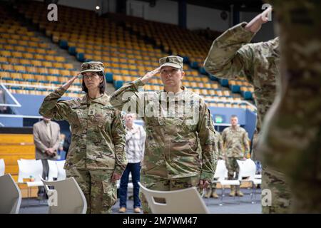 Le Sgt Tasha Cruz, sergent de commandement entrant du bataillon de commandement des 821st troupes, et le Sgt Angel Smith, sergent de commandement sortant du 821st TCB, saluent le drapeau lors de la cérémonie de changement de responsabilité à 14 mai 2022, à l'Auditorium militaire de Salem. Cruz est la première femme soldat de la bande de l'armée de 234th à atteindre le rang de sergent-major. Banque D'Images