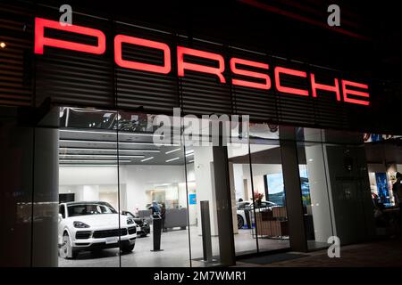 Yokohama, Kanagawa, Japon. 5th novembre 2022. Une concession de voitures de luxe Porsche à Yokohama.Porsche AG est un constructeur automobile de luxe allemand fondé en 1931 et dont le siège est à Stuttgart, en Allemagne. Connue pour ses voitures de sport et ses vus hautes performances, Porsche est une filiale de Volkswagen AG. Le PDG actuel est Oliver Blume et Porsche Automobil Holding se est la partie prenante majoritaire de Porsche AG. Ensemble, les familles Porsche et Pich détiennent la majorité des parts de vote de Porsche Automobil Holding se.Minato Mirai 21 (ã¿ãªã¨ã¿ã‚‰ã„21) est un grand développement urbain situé à Yokoh Banque D'Images