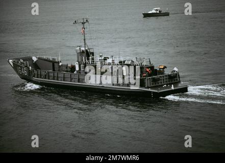 Vue aérienne sur le quartier du port d'un embarcation utilitaire (LCU-1646) qui s'approche de la plage lors d'un atterrissage pratique dans la région de Silver Strand de North Island. L'unité LCU est fixée à l'unité de l'embarcation d'assaut un. Base: San Diego État: Californie (CA) pays: Etats-Unis d'Amérique (USA) Banque D'Images