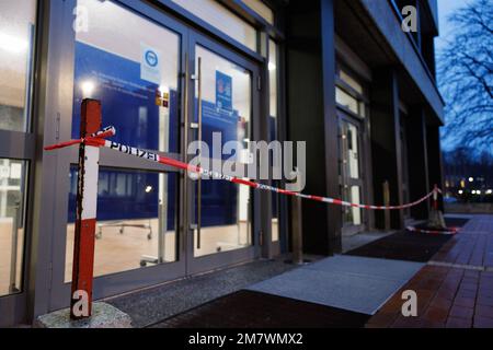 11 janvier 2023, Rhénanie-du-Nord-Westphalie, Ibbenbüren: Vue d'une entrée au Collège professionnel de la Terre de Tecklenburger couverte de bandes de police. Un étudiant de 17 ans aurait poignardé son professeur à Münsterland. Il a ensuite composé 911 lui-même. Des enquêtes sur le contexte du crime sont en cours. Photo: Friso Gentsch/dpa Banque D'Images