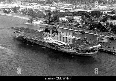 Vue aérienne sur le quartier portuaire du porte-avions USS CORAL SEA (CV 43) amarré à l'installation de réparation de navires de la marine américaine. Base: Station navale, Subic Bay État: Luzon pays: Philippines (PHL) Banque D'Images