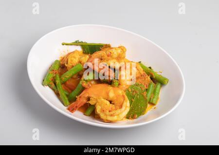 Remuez la pâte de curry de crevettes frites avec les haricots longs Banque D'Images