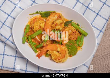 Remuez la pâte de curry de crevettes frites avec les haricots longs Banque D'Images