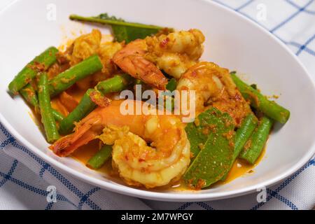 Remuez la pâte de curry de crevettes frites avec les haricots longs Banque D'Images