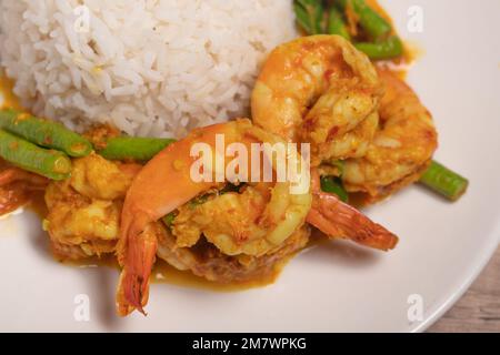 Remuez la pâte de curry de crevettes frites avec les haricots longs Banque D'Images