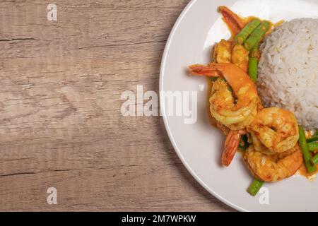 Remuez la pâte de curry de crevettes frites avec les haricots longs Banque D'Images