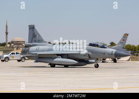 Konya, Turquie - 07 01 2021: Anadolu Kartalı exercice de la Force aérienne 2021 Pakistan Air Pakistan Force aérienne JF 17 avion de chasse en position de décollage en Turquie. Banque D'Images