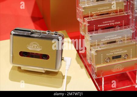 TOKYO, JAPON - 7 décembre 2022 : lecteur de cassettes et cassettes de mixage dans le magasin éclair de Noël « Love is All » de Cartier dans l'Omotesando de Tokyo Banque D'Images