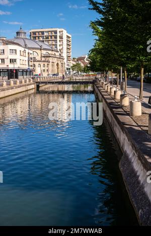 Troyes (nord-est de la France) : canal du Trevois et bâtiment "Théâtre de Champagne" en arrière-plan Banque D'Images