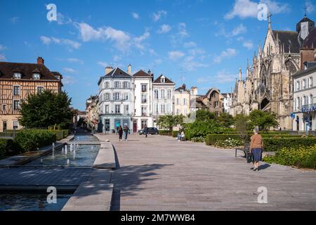 Troyes (nord-est de la France) : espace vert et jets d'eau sur la place de la liberté, façade de bâtiments et basilique Saint-urbain de Troie Banque D'Images