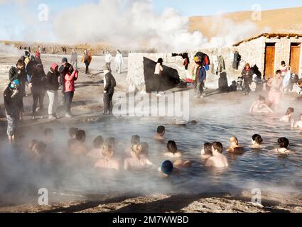 SAN PEDRO DE ATACAMA-16 septembre 2014: Des personnes non identifiées se baignent dans l'eau thermale des geysers El Tatio sur 25 septembre 2014 San Pedro de Atacama Banque D'Images