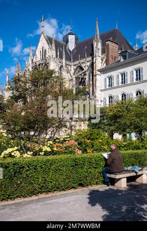 Troyes (nord-est de la France) : Basilique Saint-urbain de Troyes (« Basilique Saint-urbain de Troyes »). Homme, aquarelliste vu de derrière assis Banque D'Images