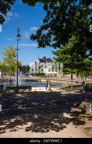 Troyes (nord-est de la France) : étang ornemental face à la préfecture avec ses jets d'eau sur le canal de Trevois, vue du quai de la Préfet Banque D'Images