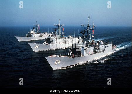 Vue de l'avant-port de trois frégates de missiles guidés : USS OLIVER HAZARD PERRY (FFG-7), USS ANTRIM (FFG-20) et USS JACK WILLIAMS (FFG-24) en cours. Pays: Océan Atlantique (AOC) Banque D'Images