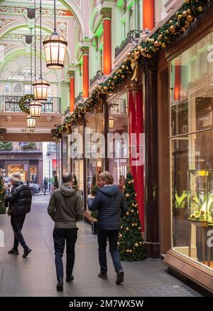 The Royal Arcade, entre Albemarle St et Old Bond St, Mayfair; conçu en 1880 par Archer et Green; . Une galerie marchande haut de gamme Banque D'Images