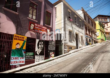 Valparaiso, Chili. 5 février 2014: Maisons sur Cerro Concepcion avec un graffiti du président Salvador Allende, Victor Jara et Chavez à Valparaiso hi Banque D'Images