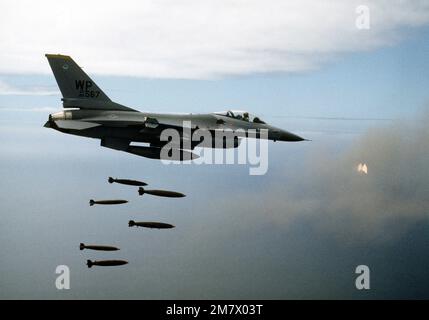 Une vue aérienne à droite d'un F-16A Fighting Falcon du 80th Tactical Fighter Squadron qui largue six bombes Mark 82. Base: Kunsan Air base pays: République de Corée (KOR) Banque D'Images