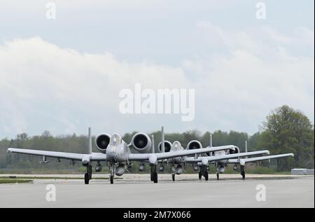 Trois avions Thunderbolt II A-10C affectés à l'escadron de combat 104th, Garde nationale aérienne du Maryland, arrivent à la base aérienne de Lielvārde, située dans la région de Vidzeme, en Lettonie, en 14 mai 2022, pour une formation agile d'emploi au combat pendant DEFENDER-Europe 22. DEFENDER-Europe 22 est une série d'États-Unis Exercices d'entraînement multinationaux de l'armée en Europe et en Afrique aux États-Unis La construction d'exercices à grande échelle du Commandement européen se déroule en Europe de l'est. DEFENDER-Europe 22 fait la démonstration des États-Unis La capacité de l'armée européenne et de l'Afrique à mener des opérations de combat au sol à grande échelle sur plusieurs théâtres en supp Banque D'Images