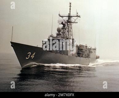 Une vue de l'avant-port de la frégate de missile guidée DE la classe Oliver Hazard Perry AUBREY FITCH (FFG0-34) est en cours. Pays: Océan Atlantique (AOC) Banque D'Images