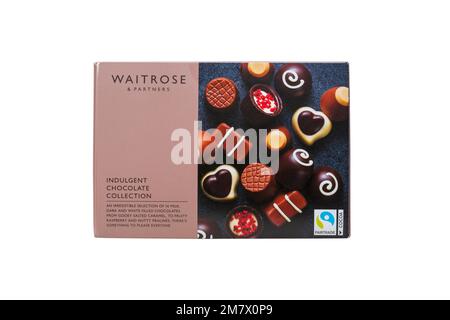 Waitrose Indulgent Chocolate Collection une sélection irrésistible de 16 chocolats au lait, noirs et blancs de Waitrose sur fond blanc Banque D'Images