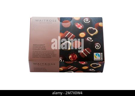 Waitrose Indulgent Chocolate Collection une sélection irrésistible de 16 chocolats au lait, noirs et blancs de Waitrose sur fond blanc Banque D'Images