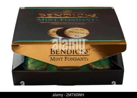 Boîte de pastilles de menthe Bendicks isolées sur fond blanc - crèmes de menthe poivrée couvertes de chocolat noir riche Banque D'Images