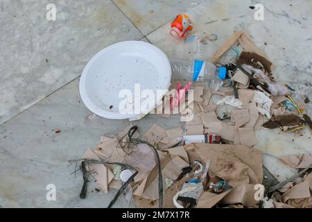 déchets près de la maison et a commencé à se décomposer Banque D'Images