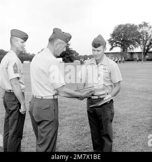 Au cours de la cérémonie de retraite du MGÉN Lawrence F. Sullivan, commandant général de la base logistique du corps des Marines, le Lgén Harold A. Hatch lui remet la médaille de la Légion du mérite. Sullivan a pris sa retraite avec 31 ans de service. Base: Corps de la marine base de Logis, Albany État: Géorgie (GA) pays: Etats-Unis d'Amérique (USA) Banque D'Images