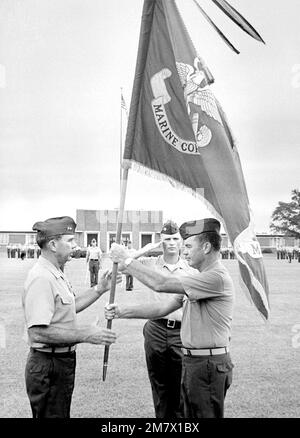 Dans le cadre de la cérémonie de passation de commandement, LE MGÉN Lawrence F. Sullivan, à droite, commandant général de la base logistique du corps des Marines, passe les couleurs de la base à son soulagement, LE MGÉN Raymond A. Shaffer. Saluant et à droite de Sullivan est l'adjudant du défilé, CPT Steven est l'adjudant du défilé, CPT Steven R. Metzler. Base: Corps de la marine base de Logis, Albany État: Géorgie (GA) pays: Etats-Unis d'Amérique (USA) Banque D'Images