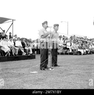 Au cours de sa cérémonie de changement de commandement et de retraite, LE MGÉN Lawrence F. Sullivan, commandant général de la base de logistique du corps des Marines, se tient à l'attention, comme son soulagement, LE MGÉN Raymond A. Shaffer parle aux invités. Base: Corps de la marine base de Logis, Albany État: Géorgie (GA) pays: Etats-Unis d'Amérique (USA) Banque D'Images