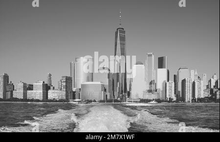 Photo en noir et blanc du front de mer de Lower Manhattan vue depuis un ferry, New York City, États-Unis. Banque D'Images