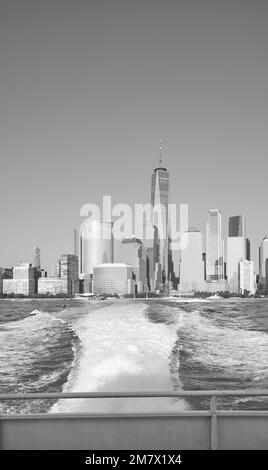 Photo en noir et blanc du front de mer de Lower Manhattan vue depuis un ferry, New York City, États-Unis. Banque D'Images